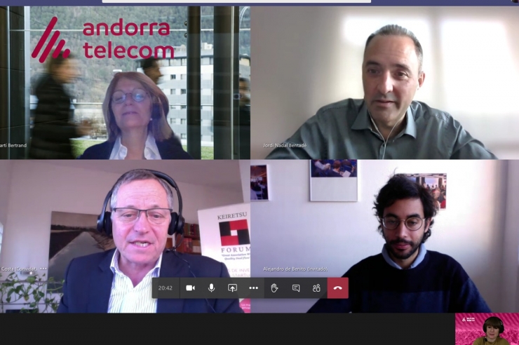 Instant de la signatura de l'acord de forma telemàtica entre Andorra Telecom i Keiretsu Forum.